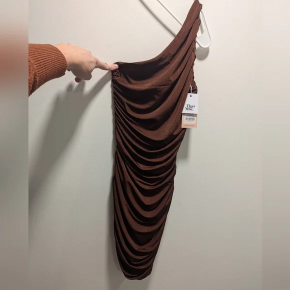 NWT Tiger Mist Chocolate Brown One-Shoulder Pia Dress Small/US 4 Chic - Picture 3 of 11